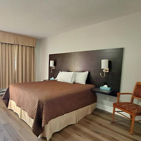 Cedar Lodge Motel ゴドリッチ エクステリア 写真