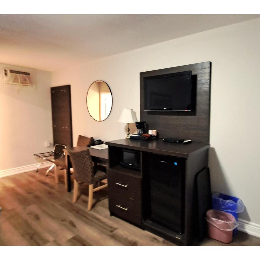 Cedar Lodge Motel ゴドリッチ エクステリア 写真