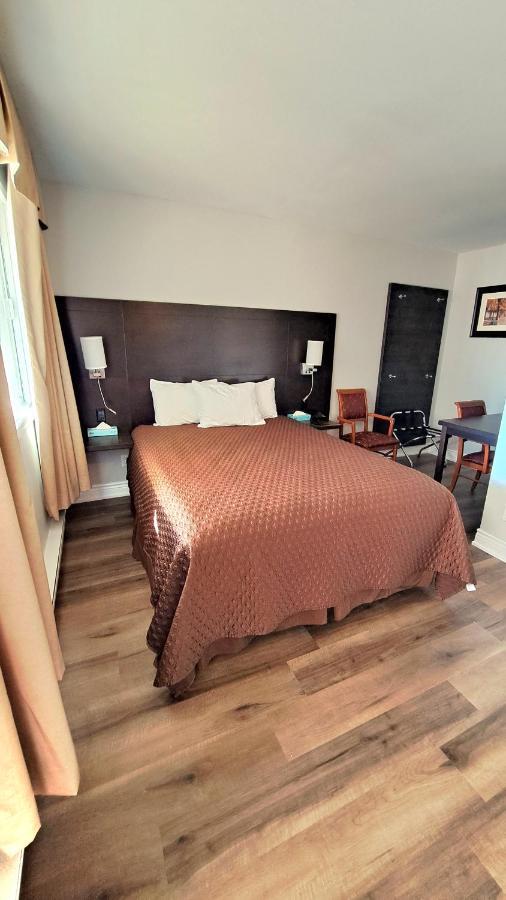 Cedar Lodge Motel ゴドリッチ エクステリア 写真