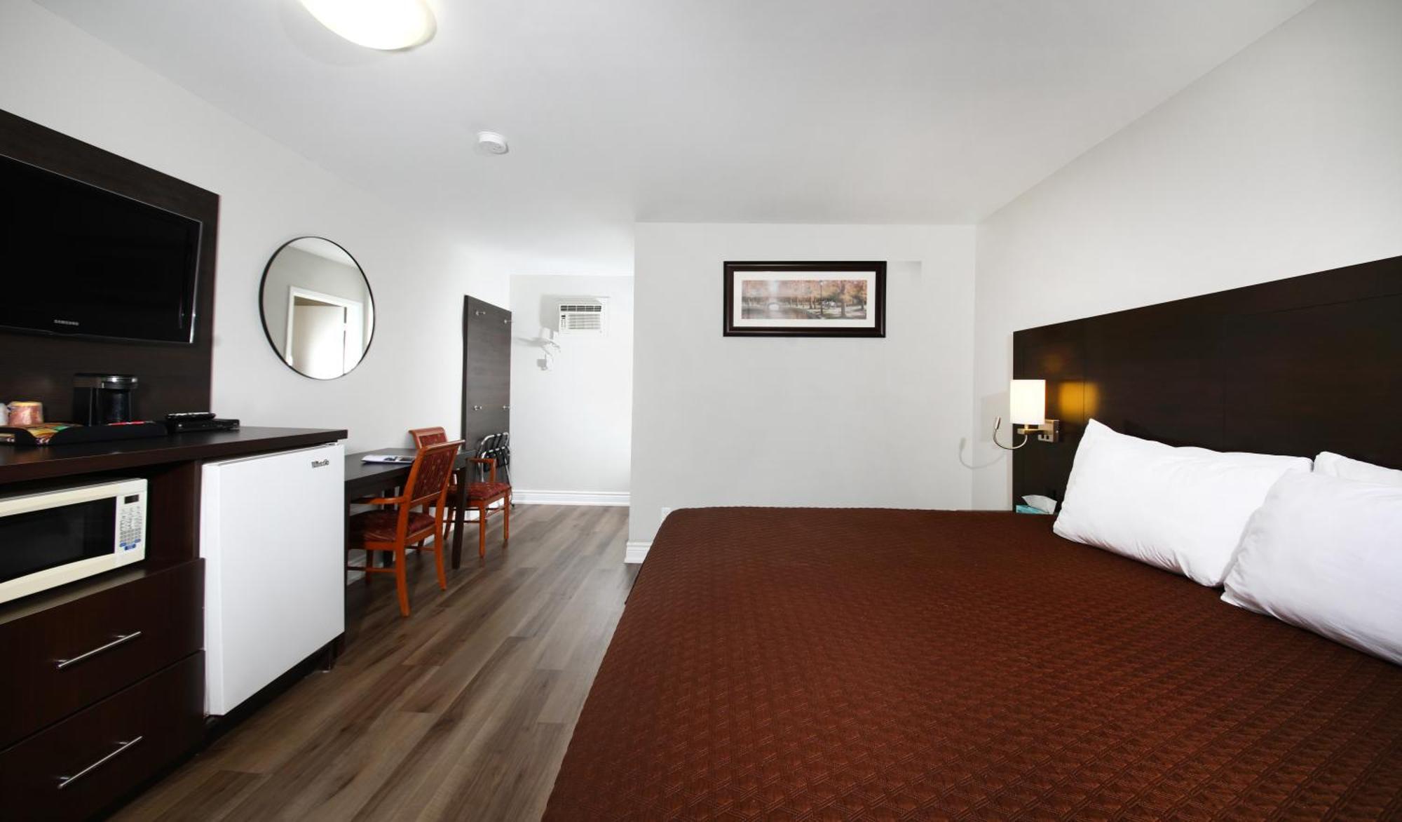 Cedar Lodge Motel ゴドリッチ エクステリア 写真