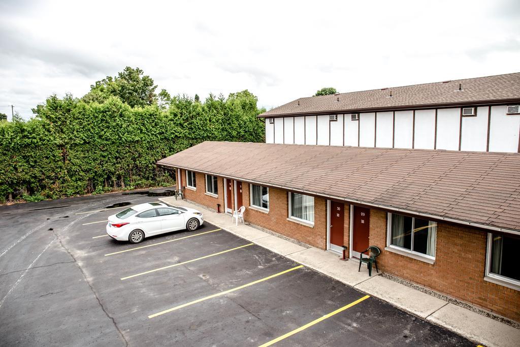 Cedar Lodge Motel ゴドリッチ エクステリア 写真