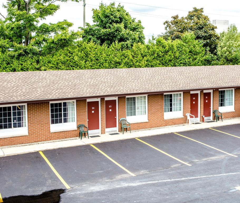 Cedar Lodge Motel ゴドリッチ エクステリア 写真