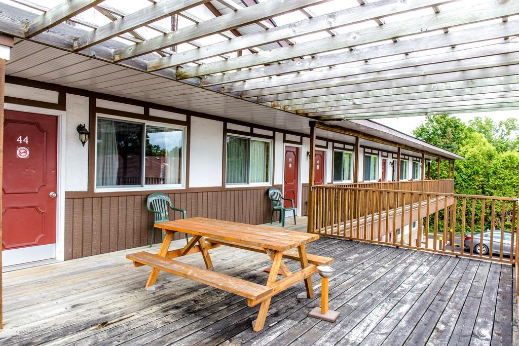 Cedar Lodge Motel ゴドリッチ エクステリア 写真