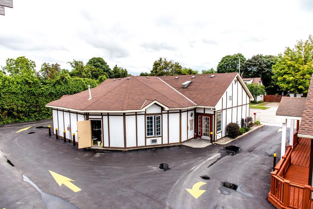 Cedar Lodge Motel ゴドリッチ エクステリア 写真