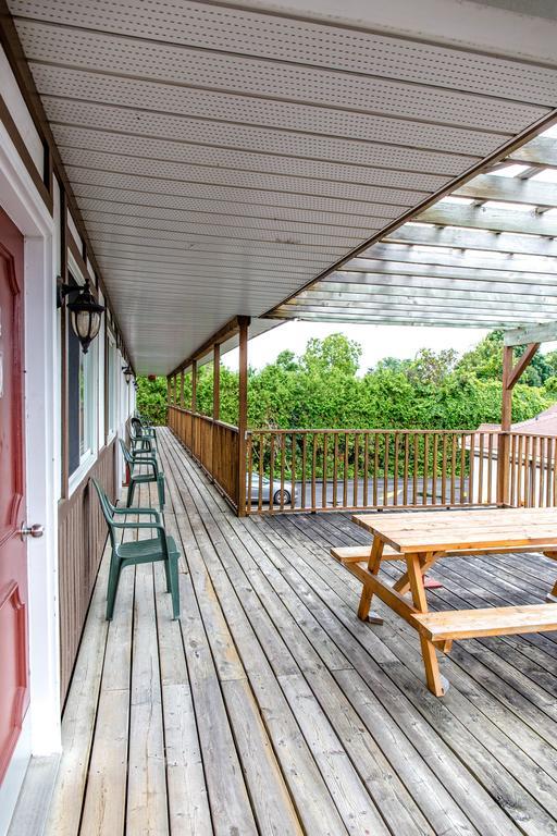 Cedar Lodge Motel ゴドリッチ エクステリア 写真