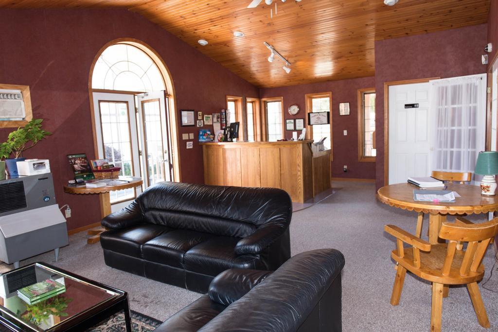 Cedar Lodge Motel ゴドリッチ エクステリア 写真