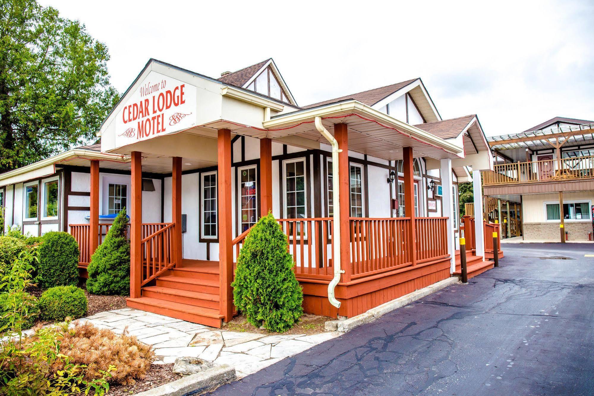 Cedar Lodge Motel ゴドリッチ エクステリア 写真