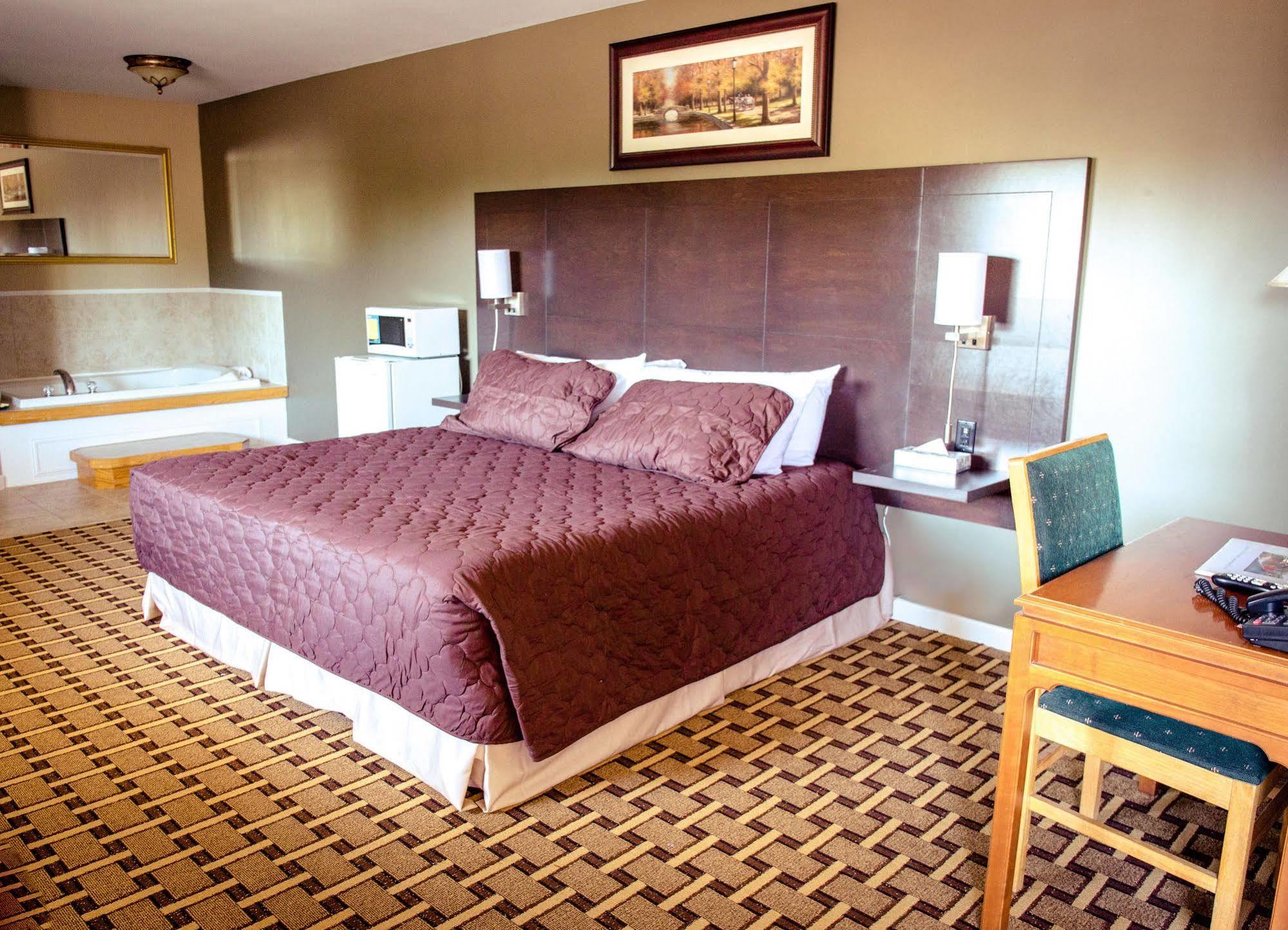 Cedar Lodge Motel ゴドリッチ エクステリア 写真