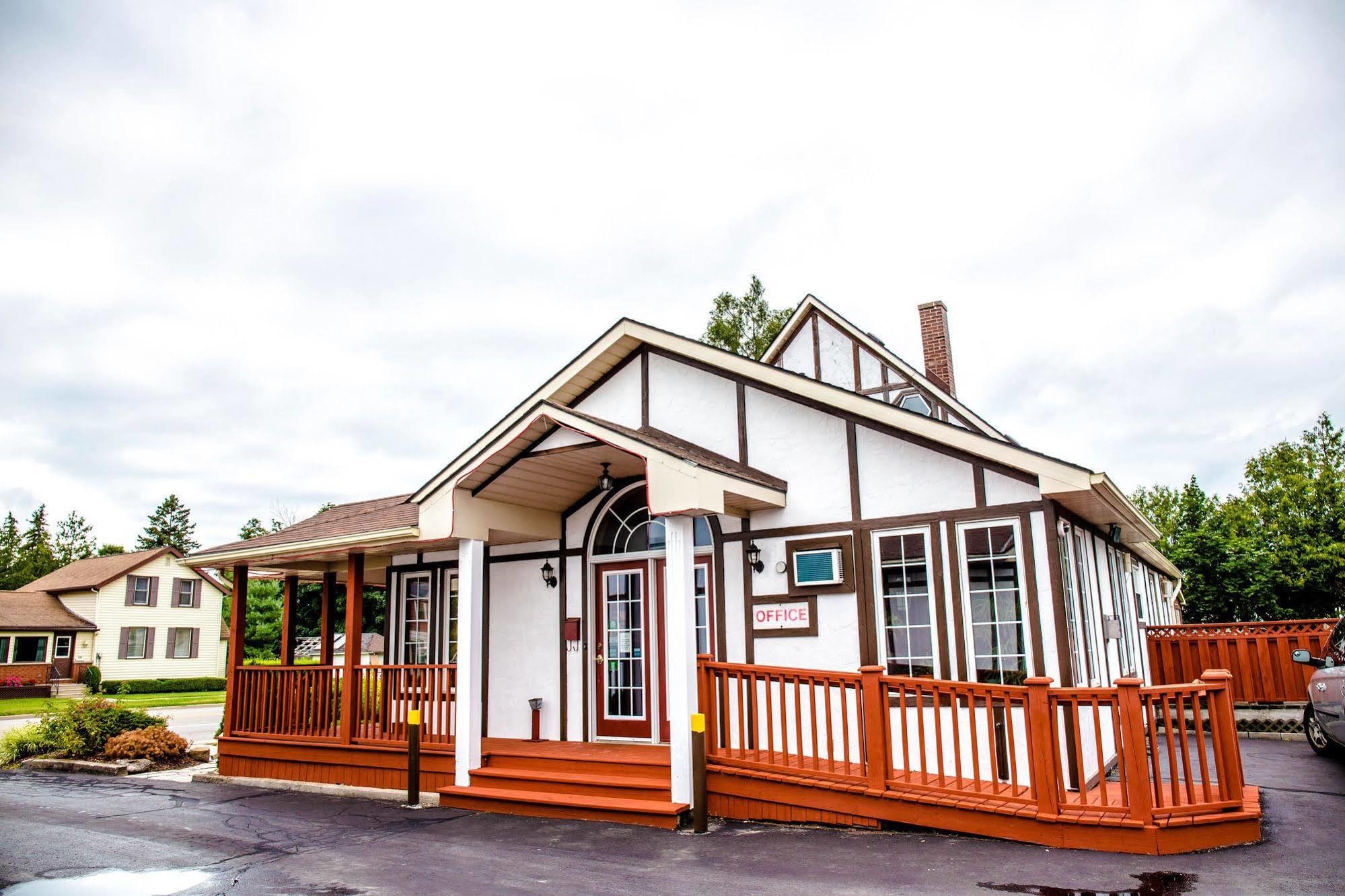 Cedar Lodge Motel ゴドリッチ エクステリア 写真