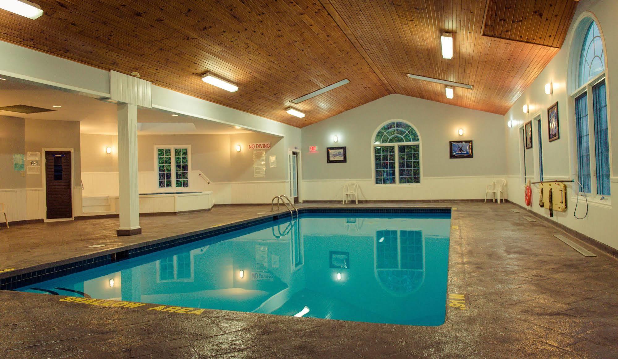 Cedar Lodge Motel ゴドリッチ エクステリア 写真