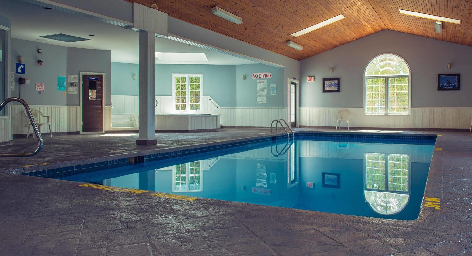 Cedar Lodge Motel ゴドリッチ エクステリア 写真